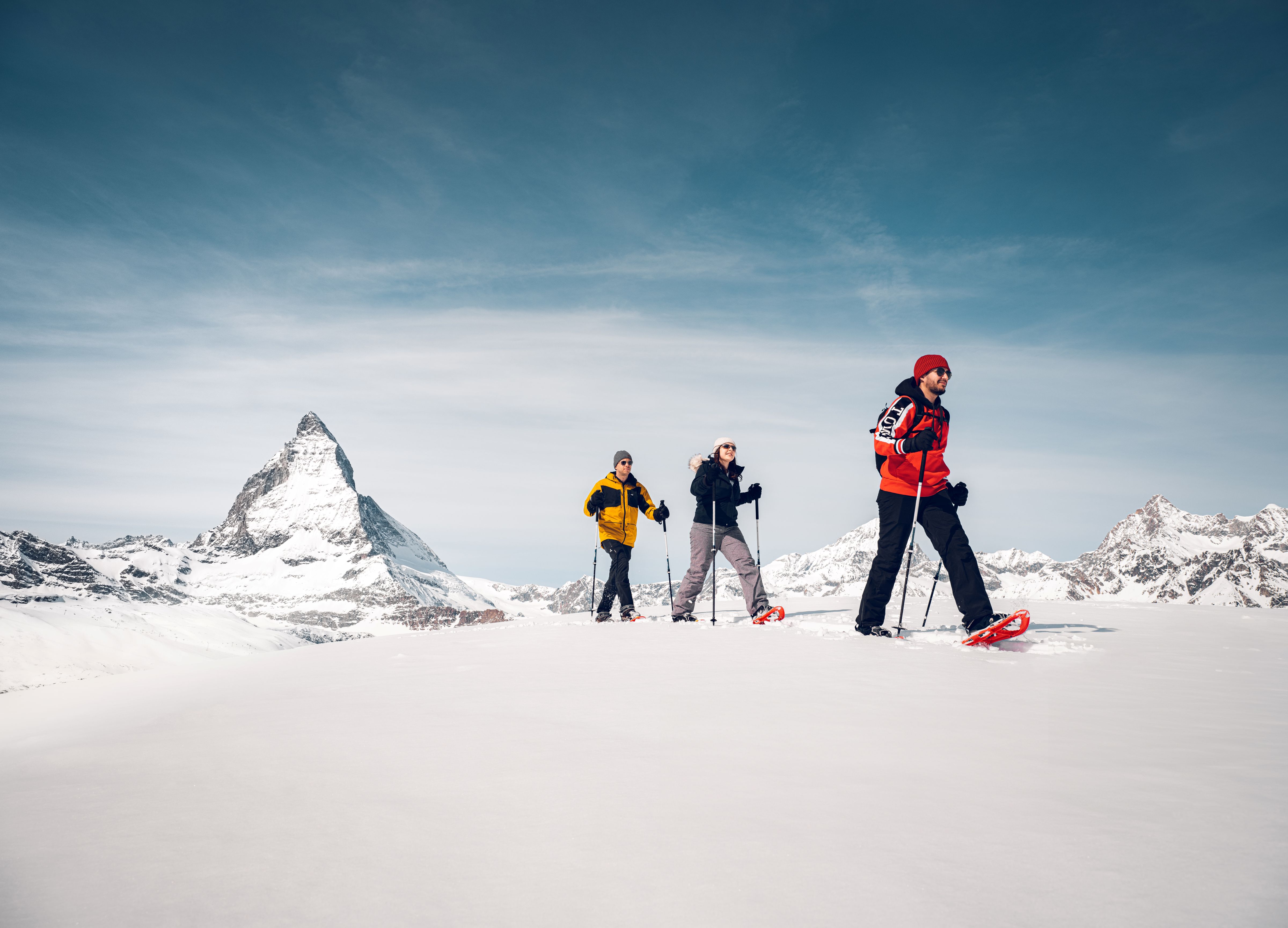 Schneeschuhlaufen am Gornergrat, vor dem Matterhorn in Zermatt