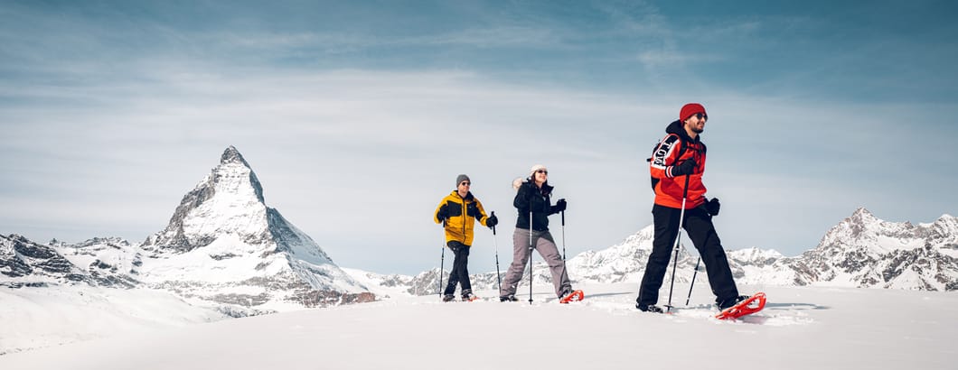 Schneeschuhlaufen am Gornergrat, vor dem Matterhorn in Zermatt Schneeschuhlaufen am Gornergrat, vor dem Matterhorn in Zermatt