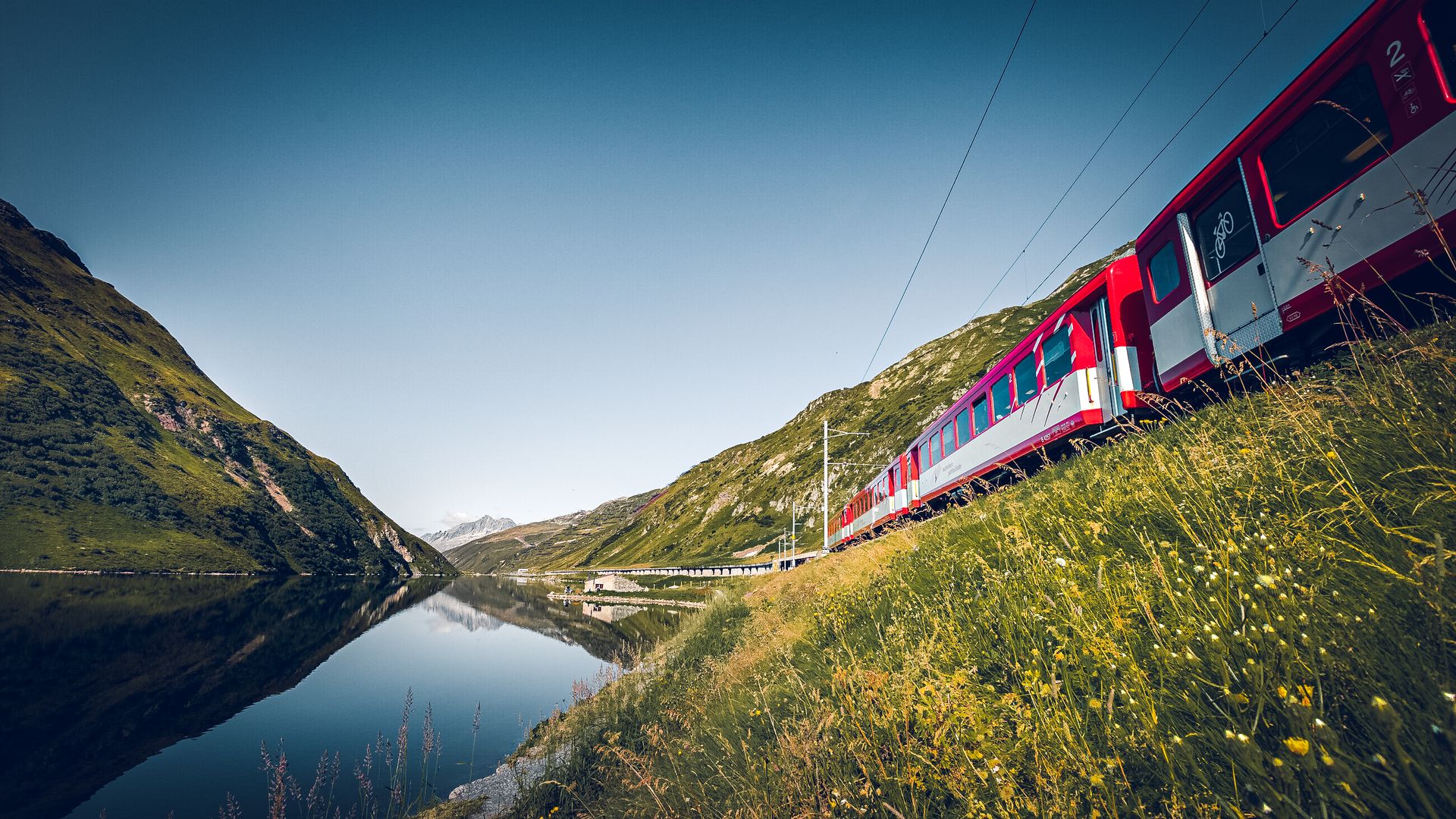 Matterhorn Gotthard Bahn am Oberalpsee auf dem Oberalppass