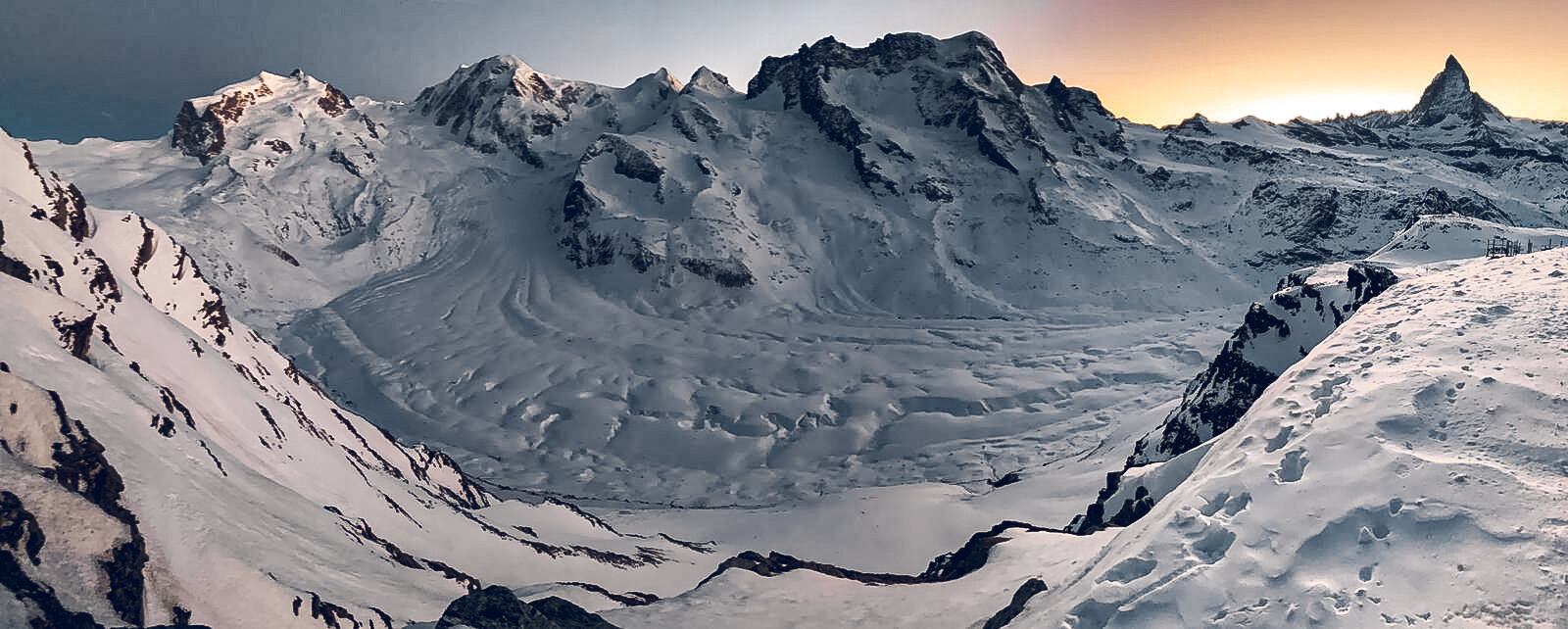 Vue sur le glacier du Gorner en hiver 