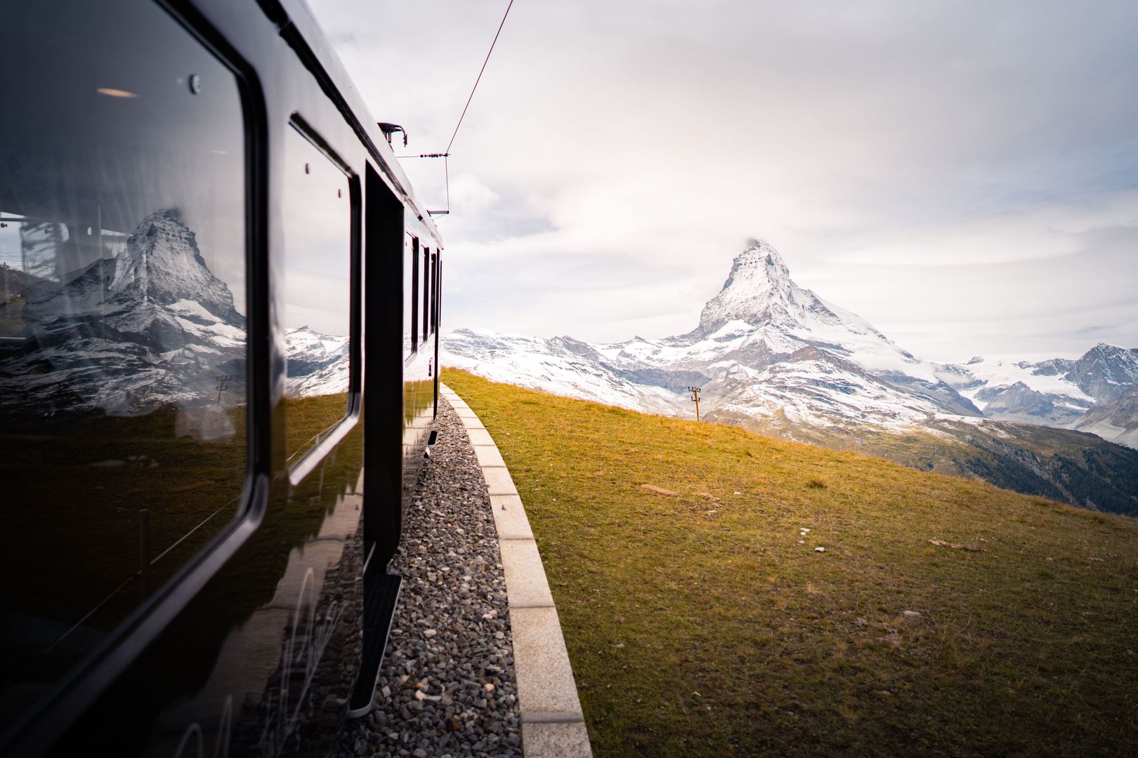 NostalChic Class  von Aussen, Herbst, Blick aufs Matterhorn