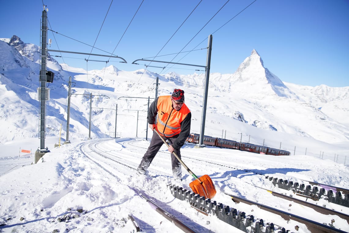 Cleaning the points on the Gornergrat Bahn in winter Cleaning the points on the Gornergrat Bahn in winter