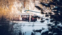 NostalChic Class, Wagen von aussen, Blick durch den Wald im Winter