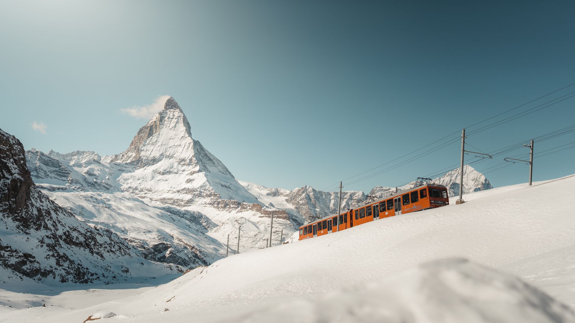 Gornergrat Bahn im Winter vor Matterhorn und Riffelhorn