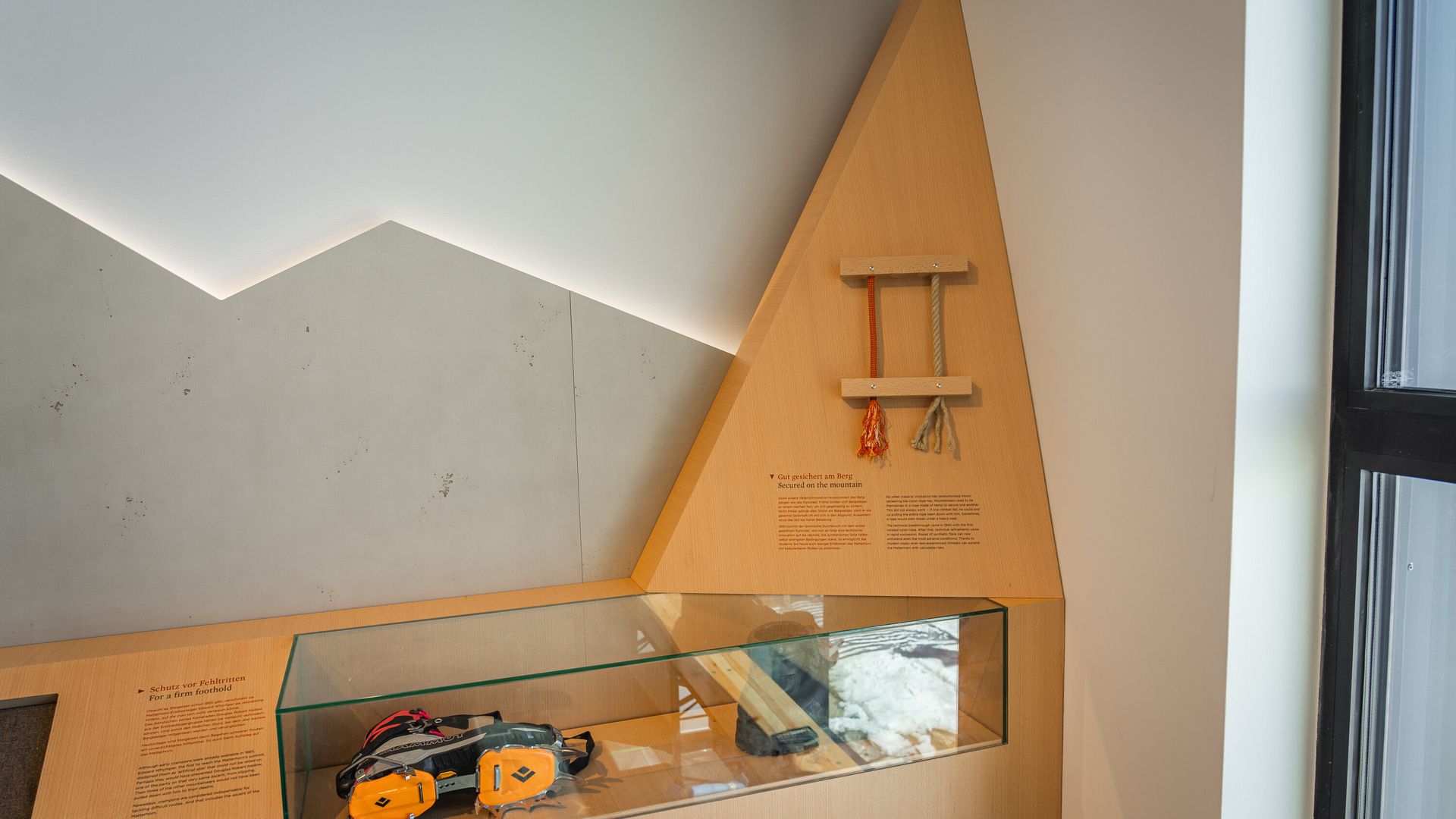 Chaussures de montagne pour l'ascension du Cervin - Zooom the Matterhorn exposition au Gornergrat à Zermatt