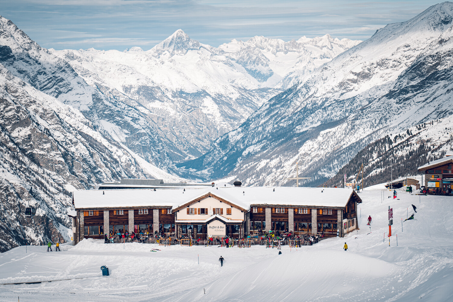 Restaurant Buffet Bar Riffelberg oberhalb Zermatt im Winter