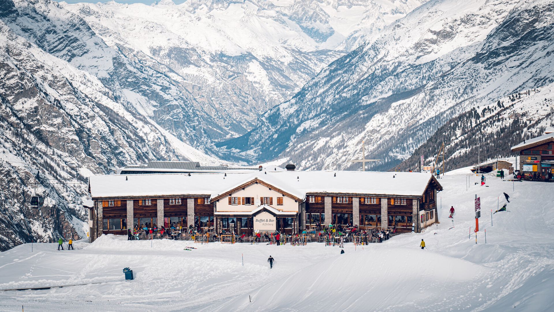 Restaurant Buffet Bar Riffelberg au-dessus de Zermatt en hiver