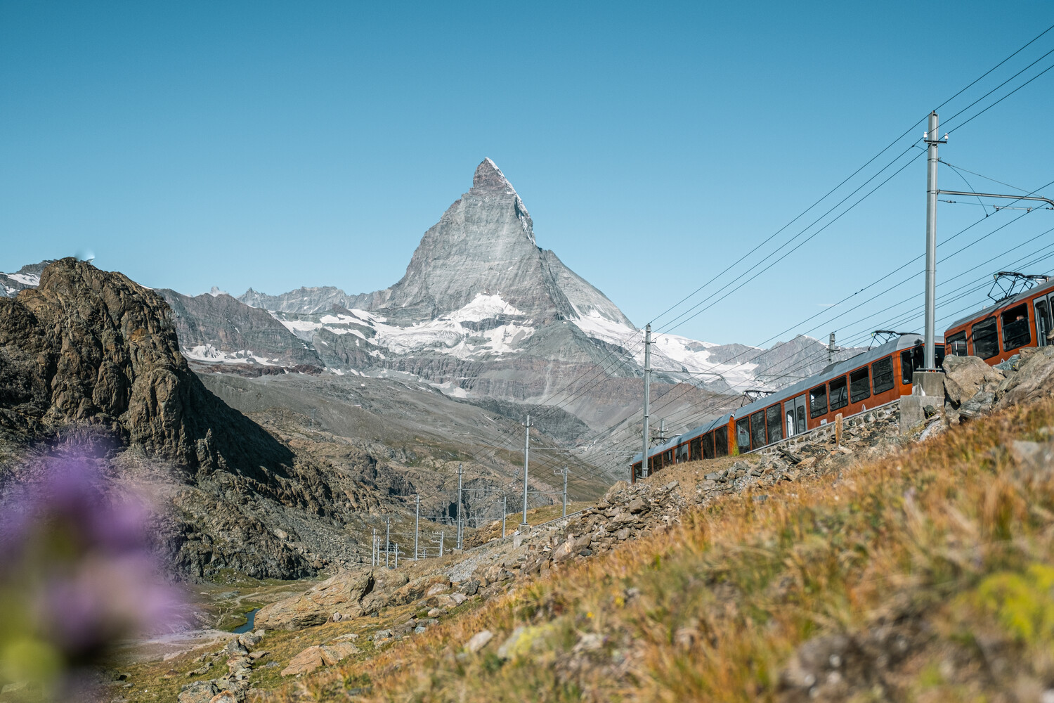 Zug der Gornergrat Bahn beim Riffelsee im Sommer