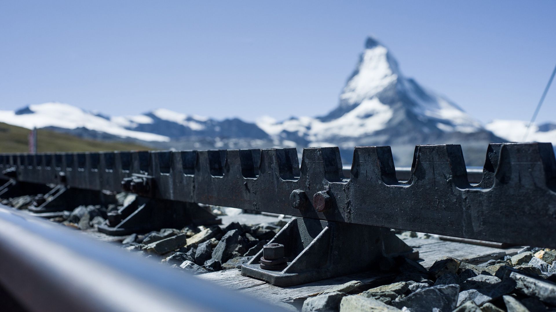Zahnstange der Gornergrat Bahn mit Matterhorn im Hintergrund 
