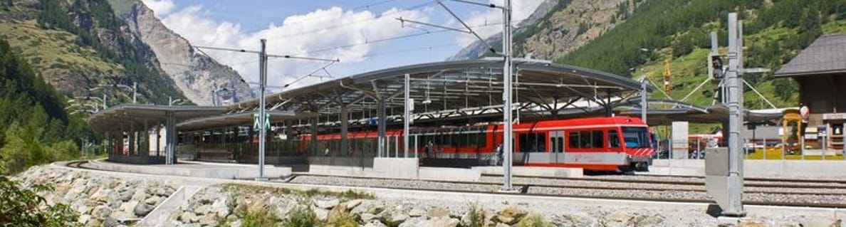Bahnhof Täsch: Zug-Shuttles bringen Gäste, die ihr Auto in Täsch parkiert haben, bequem in 12 Minuten nach Zermatt.