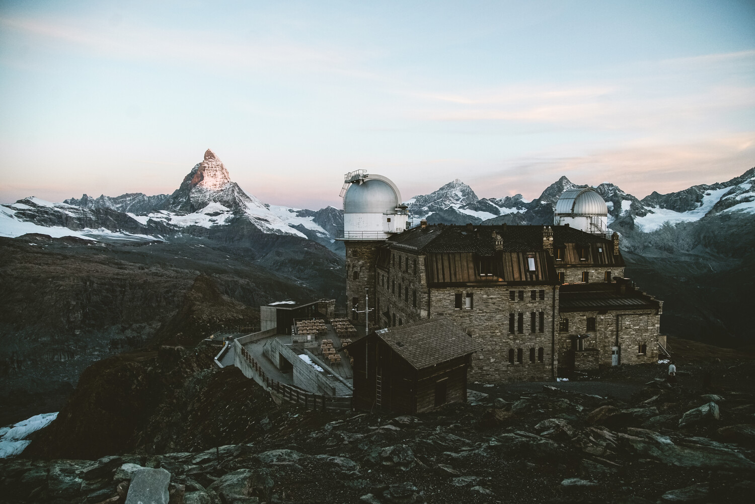 Panorama du Gornergrat au crépuscule de l'été Kulmhotel