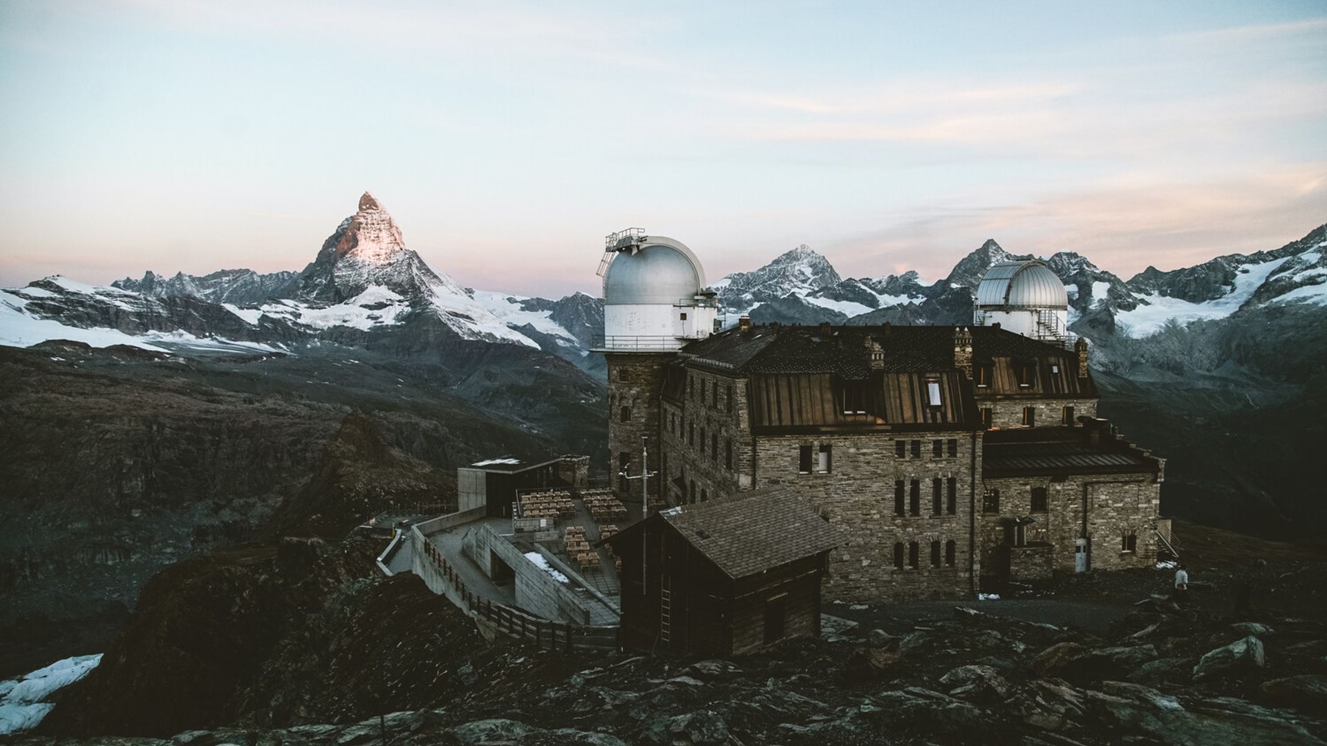 Panorama am Gornergrat bei Abenddämmerung im Sommer Kulmhotel