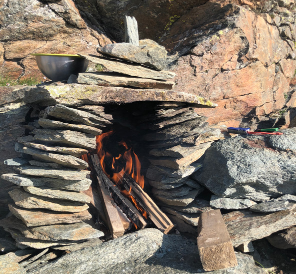 Hirtin Deborah's selbst gebauter Steinofen am Gornergrat während des Alpsommers hoch über Zermatt