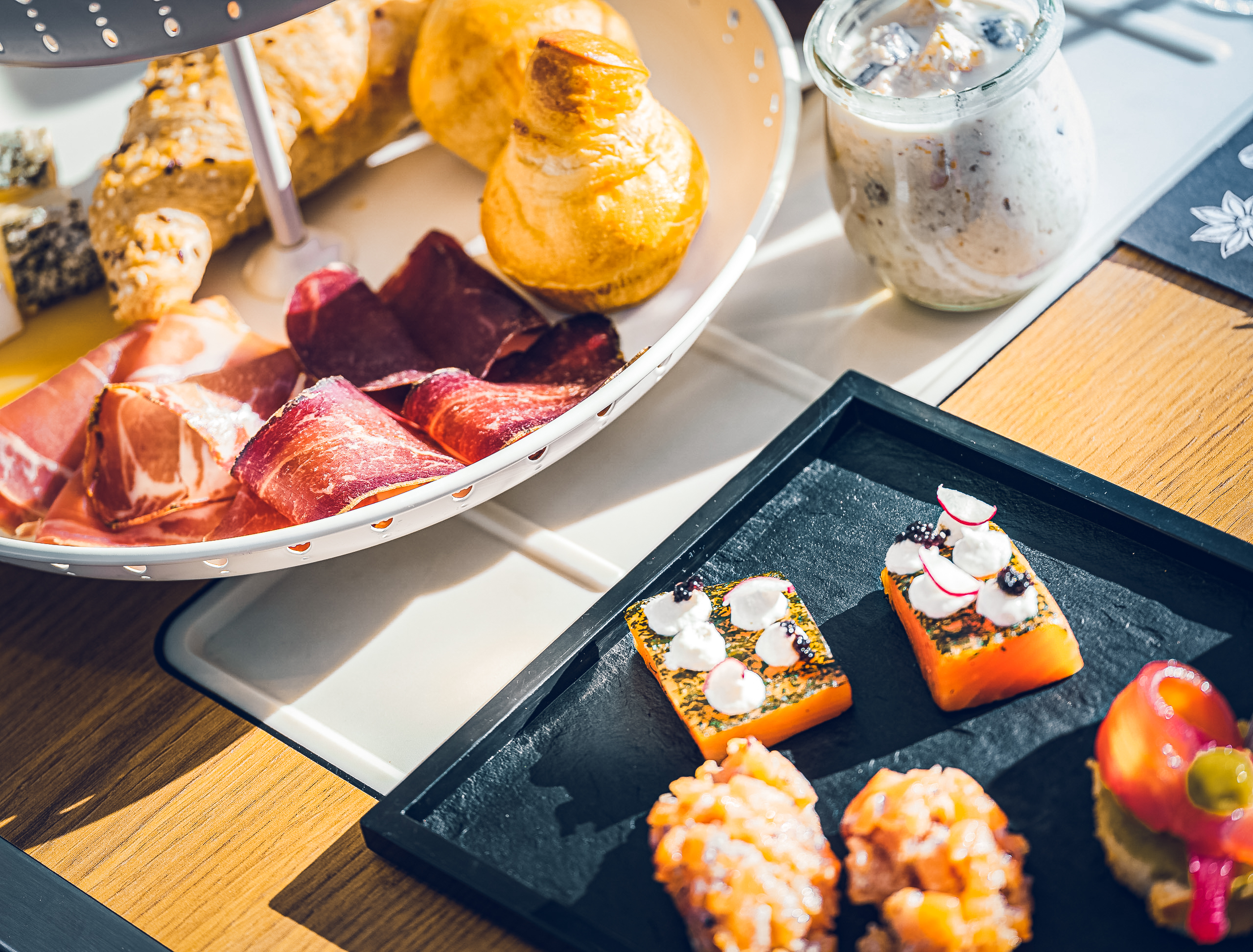 Frühstück auf der Brunchfahrt der Matterhorn Gotthard Bahn 