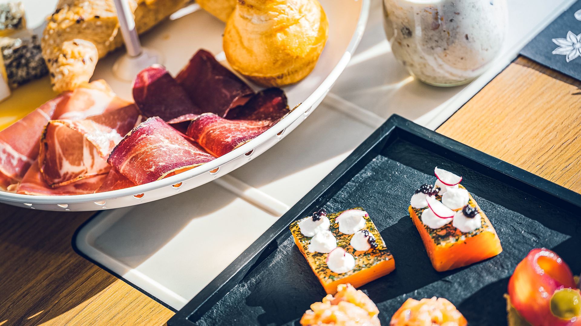 Frühstück auf der Brunchfahrt der Matterhorn Gotthard Bahn 