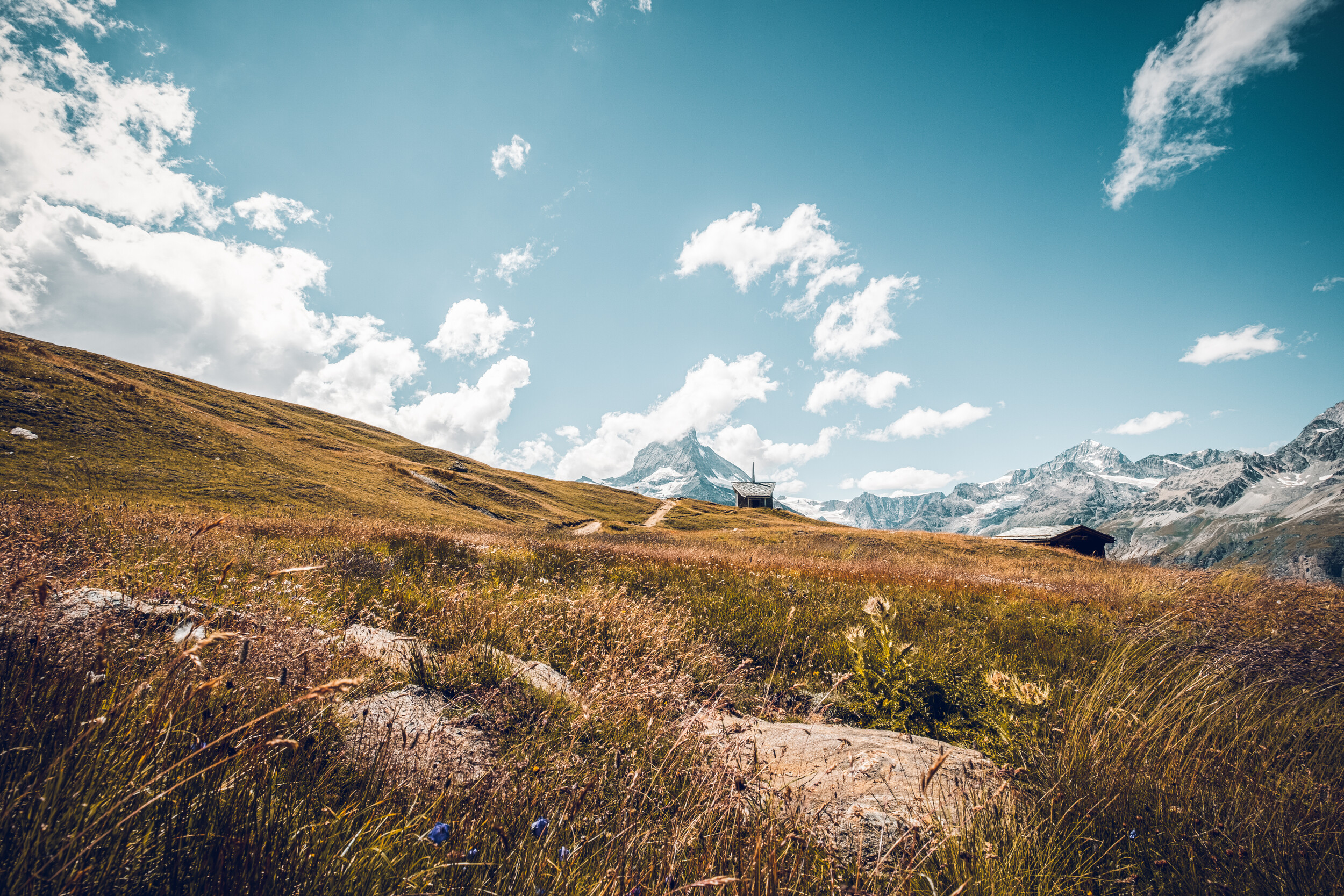 Wanderweg und Kapelle auf Riffelberg mit Matterhorn im Hintergrund im Sommer, Zermatt 
