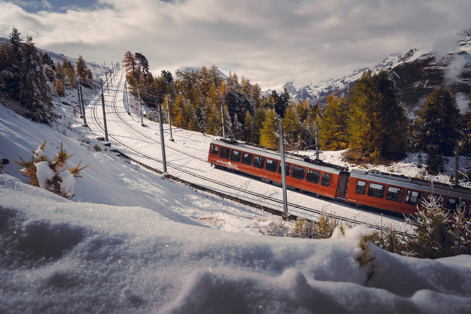 Train du Gornergrat Bahn au-dessus de Riffelalp en hiver