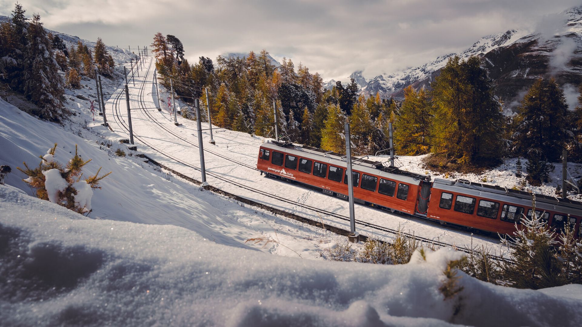 Zug der Gornergrat Bahn oberhalb der Riffelalp im Winter
