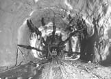 Machine de chantier dans le tunnel de la Furka dans les années 1970 