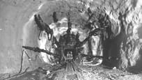 Machine de chantier dans le tunnel de la Furka dans les années 1970 