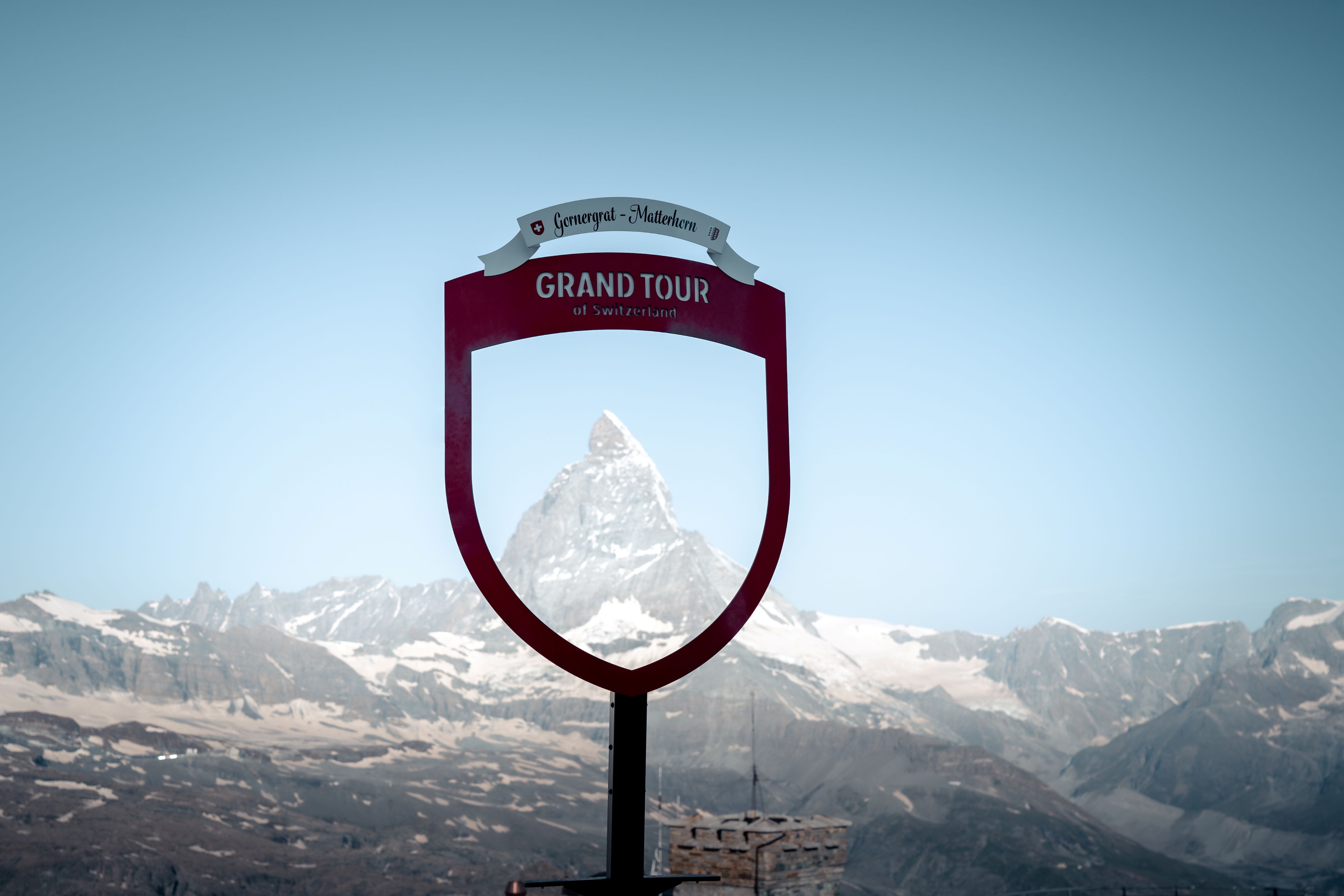 Selfie am Grand Tour Rahmen, in Hintergrund mit Matterhorn
