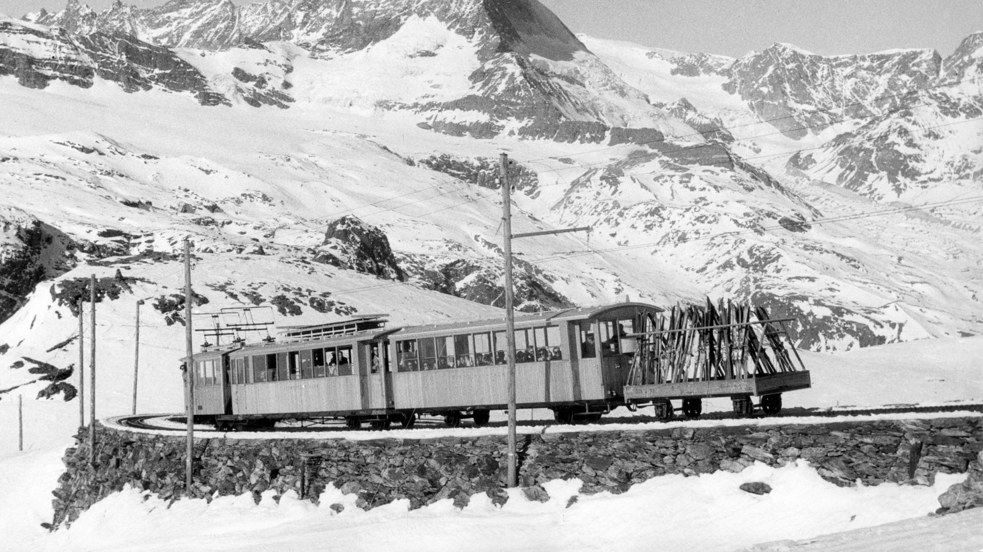 Train de ski historique au Gornergrat au-dessus de Zermatt en hiver