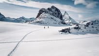 Schneeschuhlaufen am Gornergrat beim gefrorenen Riffelsee oberhalb Zermatt