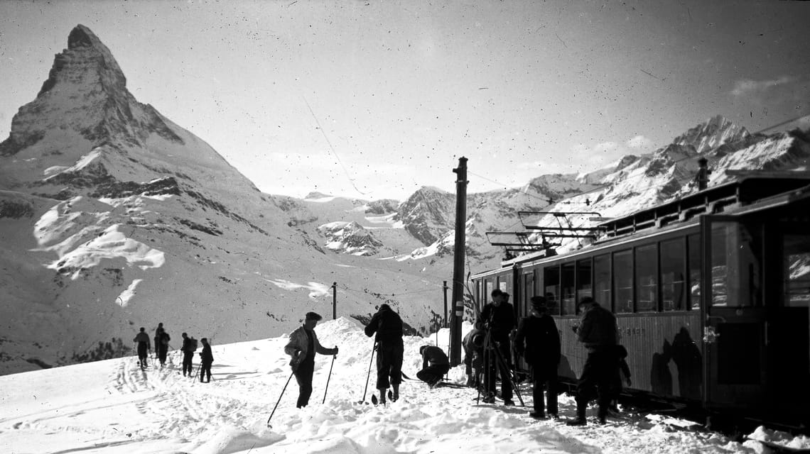 Skifahrer an der Station Riffelboden 1900
