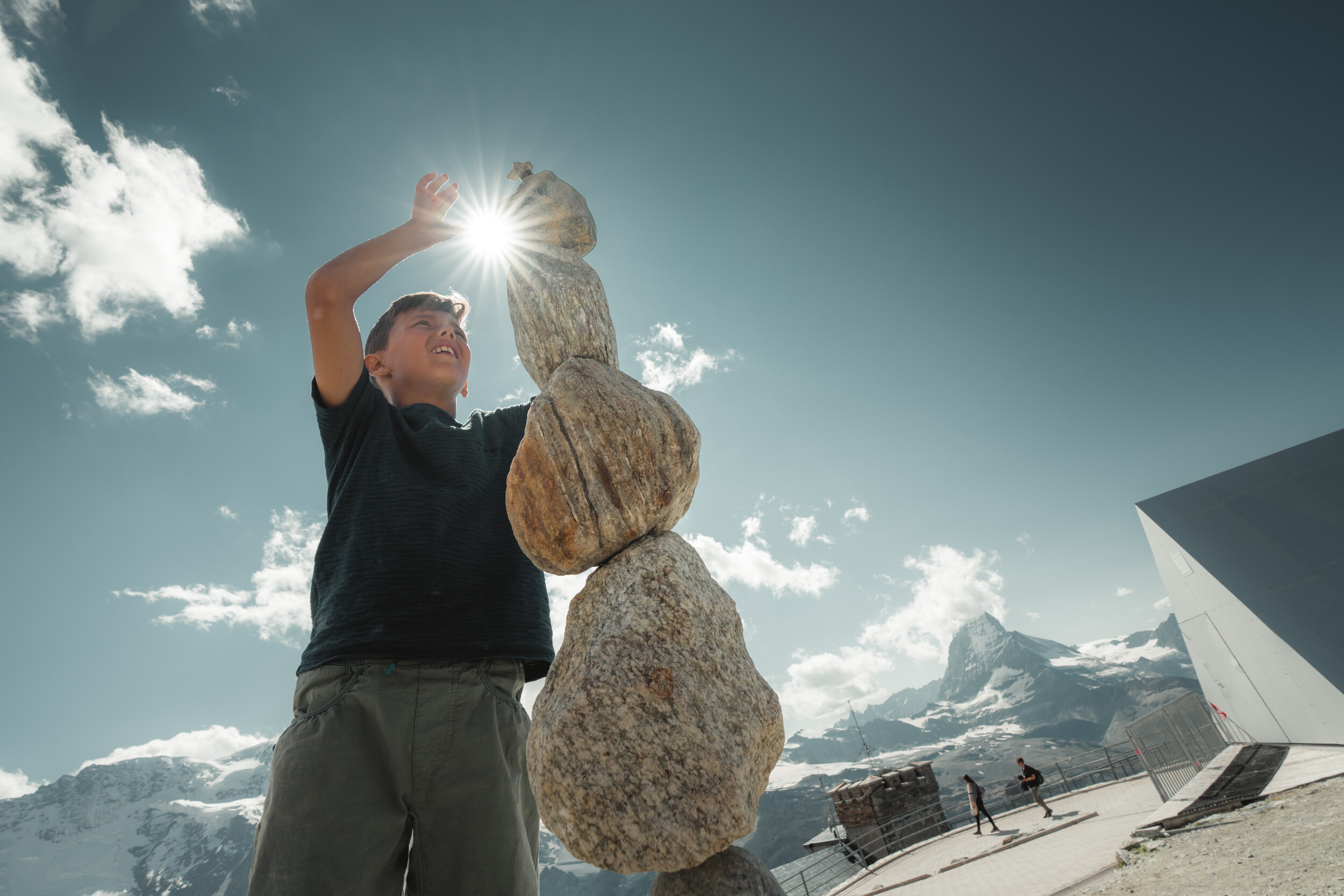 Die Steinfamilie befindet sich vor dem Zooom am Gornergrat