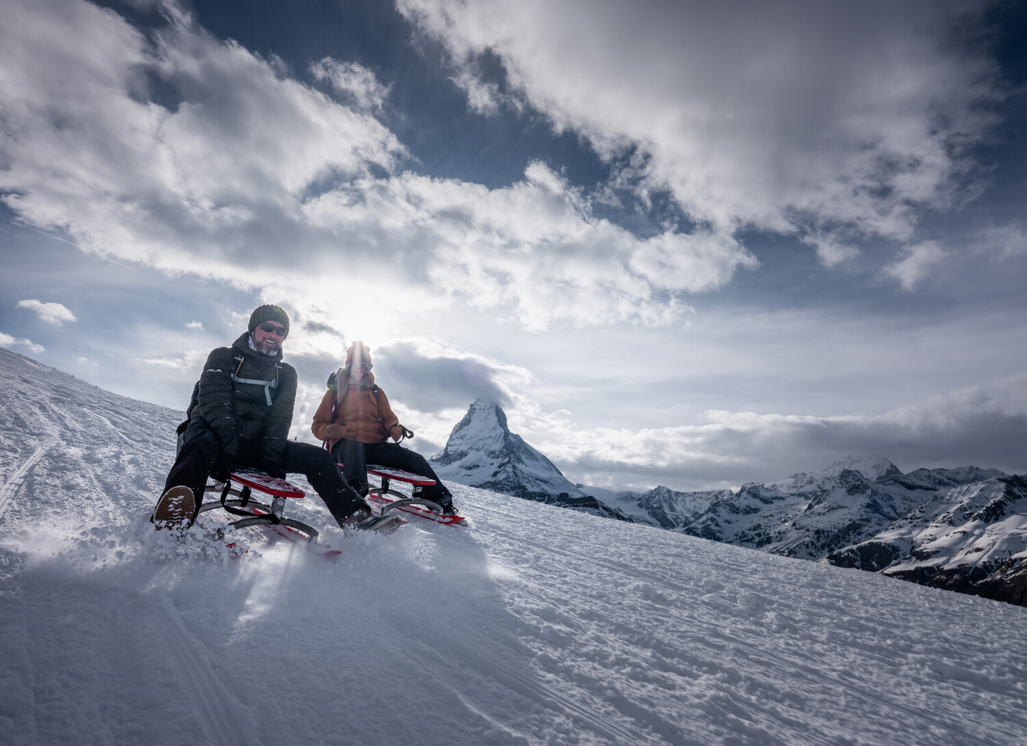Pärchen beim Schlitteln am Gornergrat