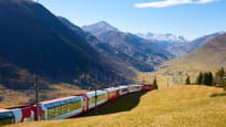 Glacier Express am Oberalppass im Herbst