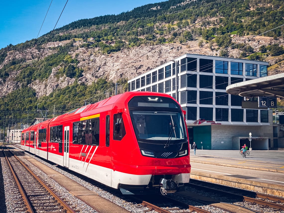 Neuer Triebzug Orion der Matterhorn Gotthard Bahn am Bahnhof Brig