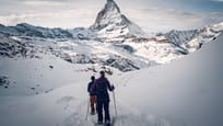 Schneeschuhwanderer auf dem Panorama Trail am Gornergrat mit Matterhorn im Hintergrund 