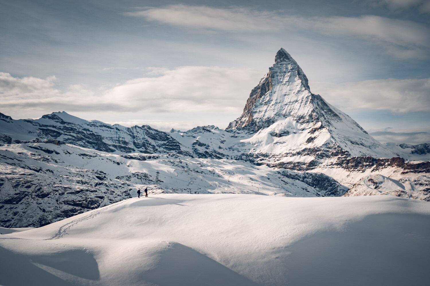 Schneeschuhwanderer am Gornergrat oberhalb Zermatt mit Matterhorn im Hintergrund 