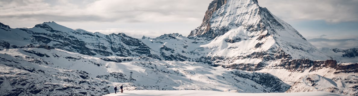 Schneeschuhwanderer am Gornergrat mit Matterhorn im Hintergrund 