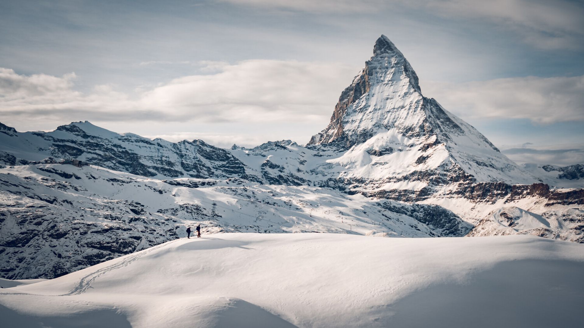 Schneeschuhwanderer am Gornergrat oberhalb Zermatt mit Matterhorn im Hintergrund 