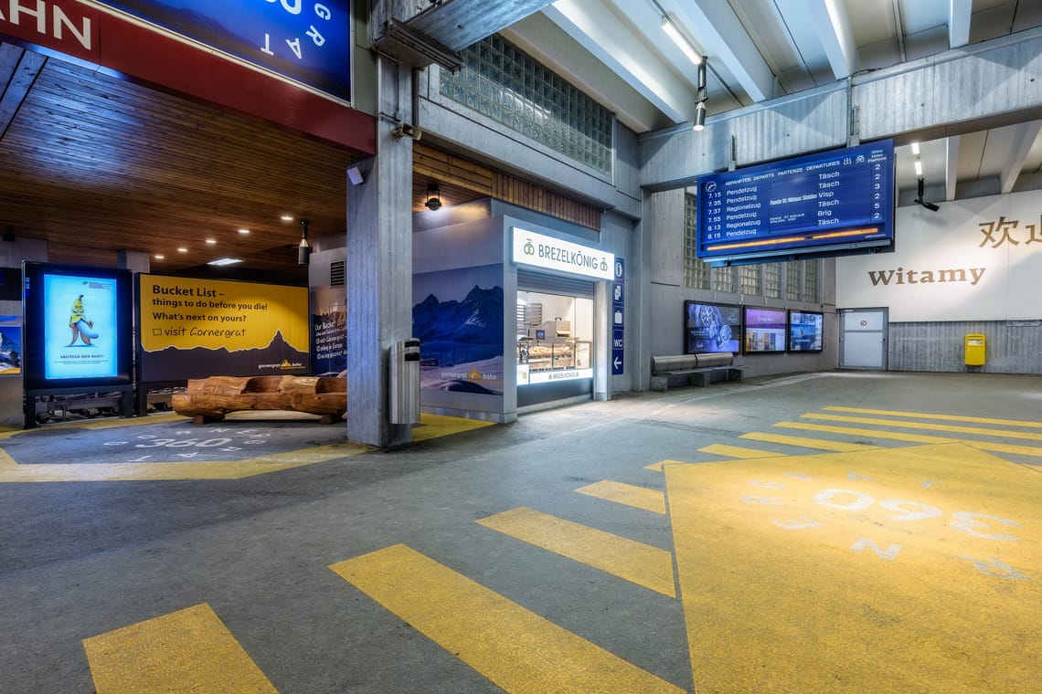 Wifi Lounge Bahnhof Zermatt Holzbänke in der Wifi Lounge am Bahnhof Zermatt