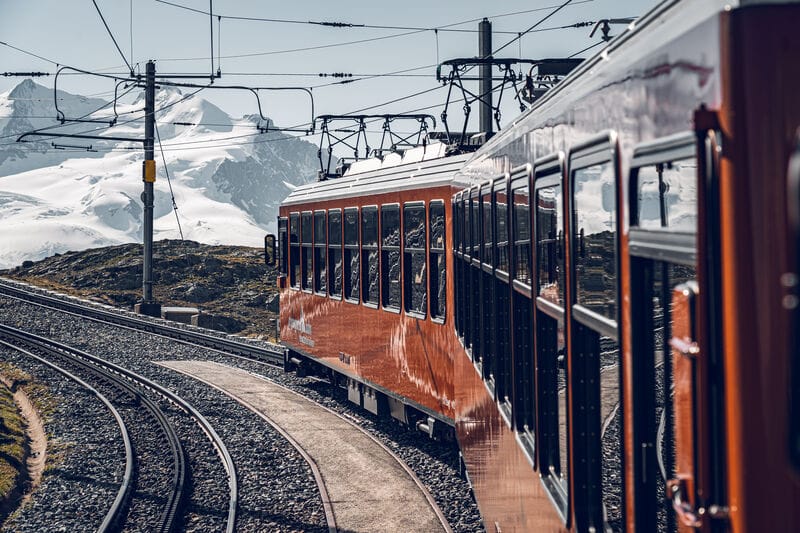 Zug Gornergrat mit Monte Rosa Gebirge