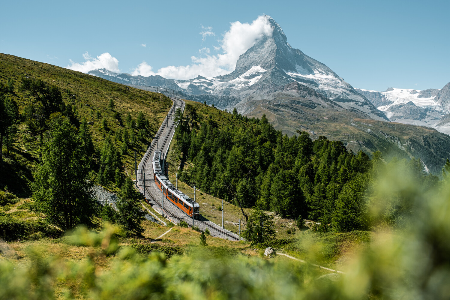Le Gornergrat Bahn sur l'alpage de Riffel au-dessus de Zermatt en été