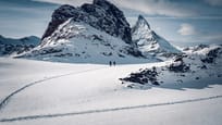 Schneeschuhtour Panorama Trail am Gornergrat beim gefrorenen Riffelsee oberhalb Zermatt