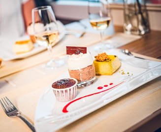 Dessert bei der Gourmetfahrt Wine & Dine an Bord der Matterhorn Gotthard Bahn 
