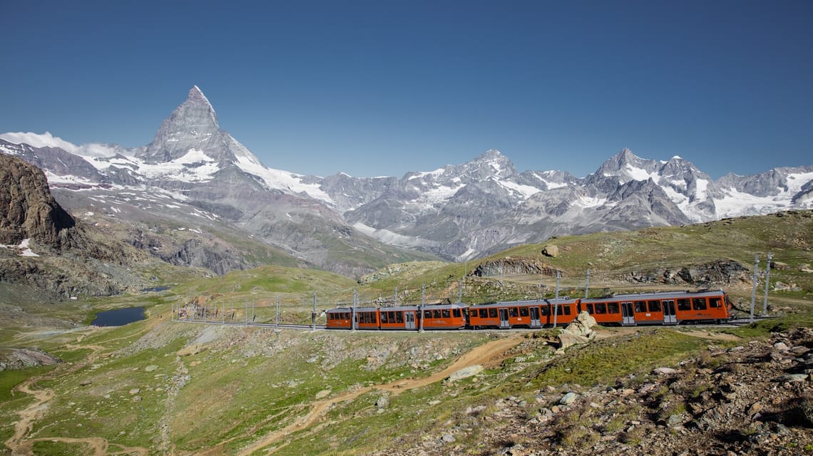 Gornergrat Bahn au Rotenboden au-dessus de Zermatt avec le lac de Riffel en arrière-plan en été 