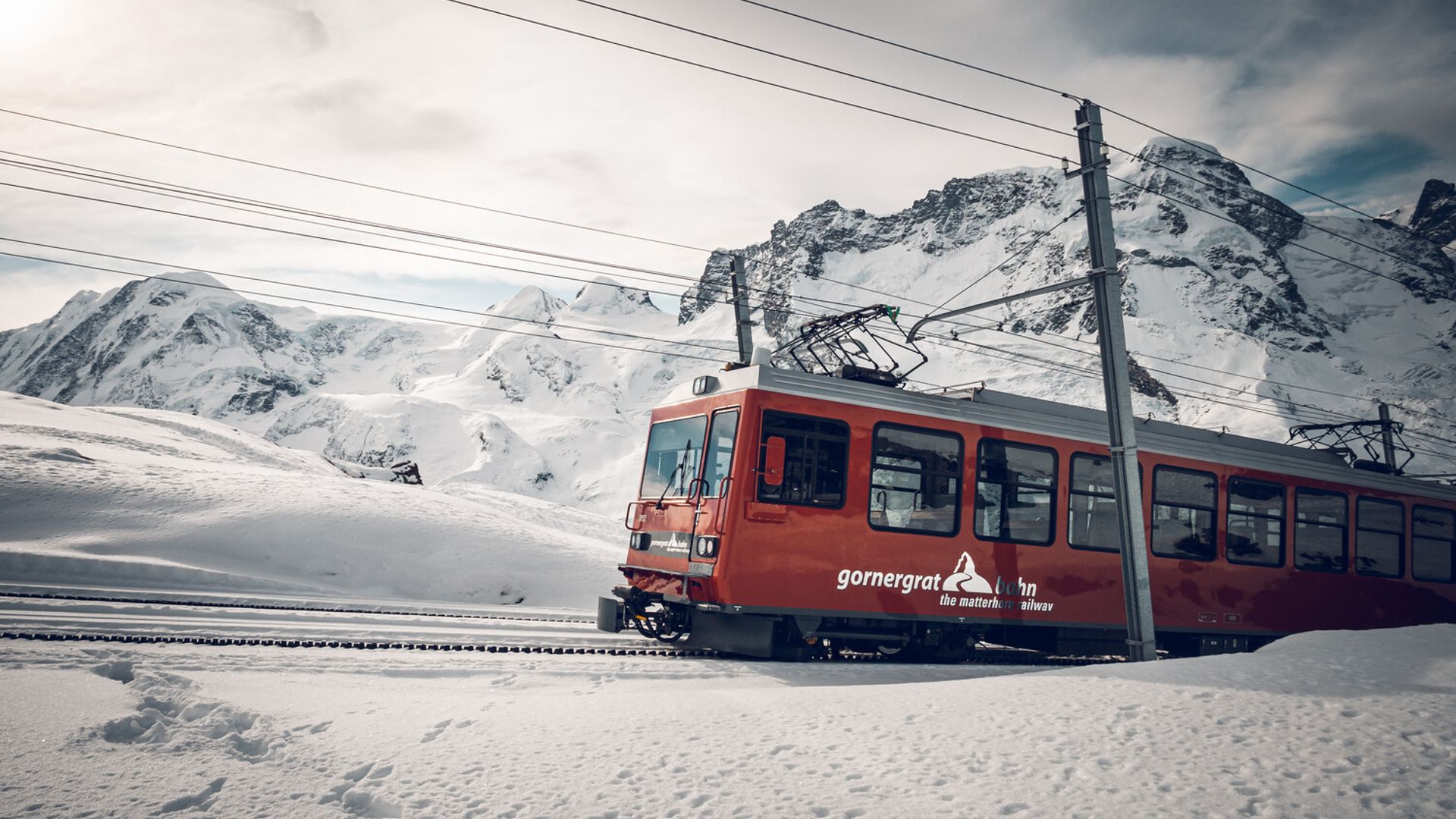 Le Gornergrat Bahn dans la neige devant les montagnes