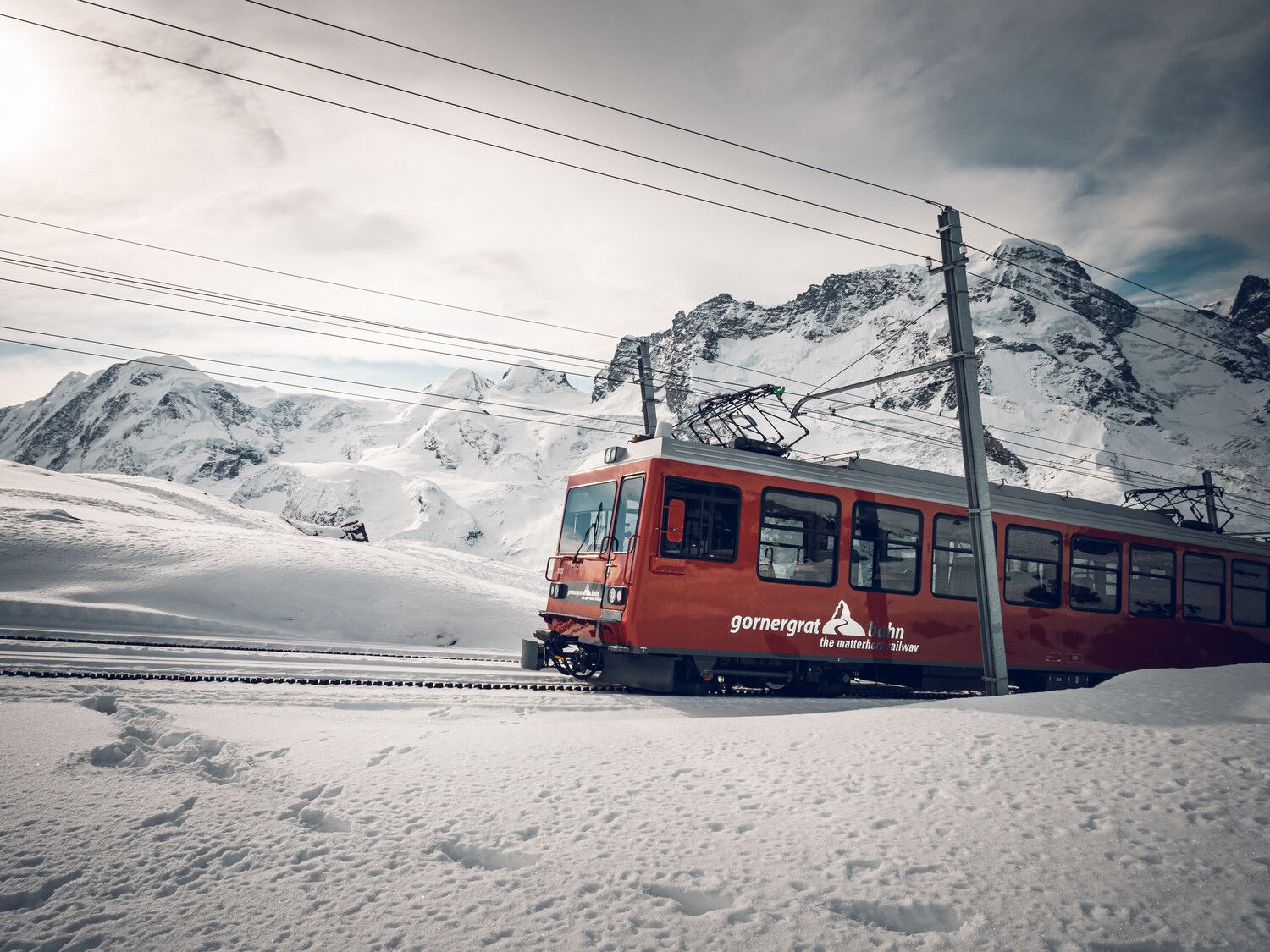 Le Gornergrat Bahn dans la neige devant les montagnes