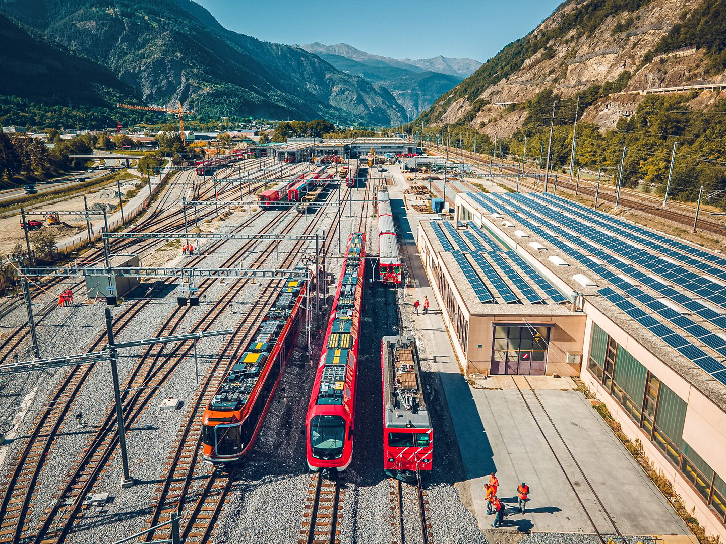 Drohnenaufnahme vom Depot Glisergrund der Matterhorn Gotthard Bahn 