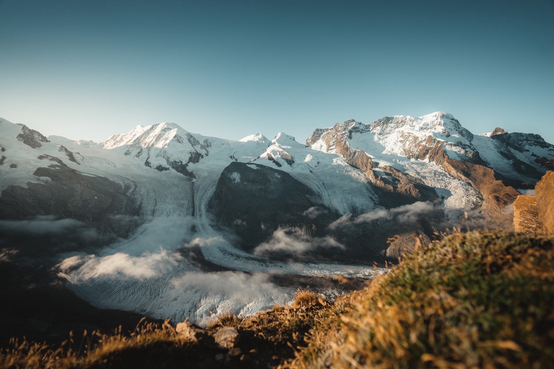 Aussicht auf die umliegende Berglandschaft und den Gornergletscher