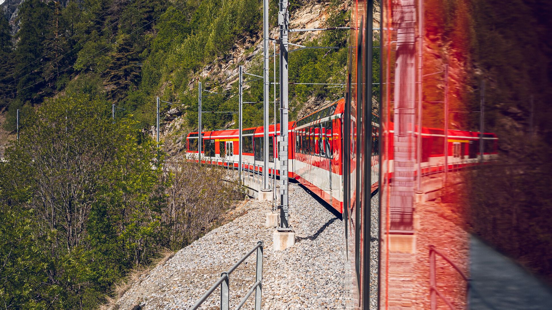 Matterhorn Gotthard Bahn auf dem Weg nach Zermatt im Sommer 