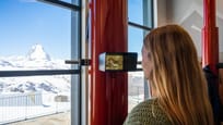 Blick durch das Periskop auf das Matterhorn - in der Erlebniswelt "Zooom the Matterhorn" am Gornergrat
