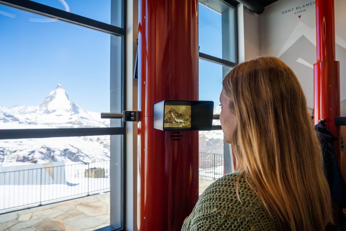 Blick durch das Periskop auf das Matterhorn - in der Erlebniswelt "Zooom the Matterhorn" am Gornergrat