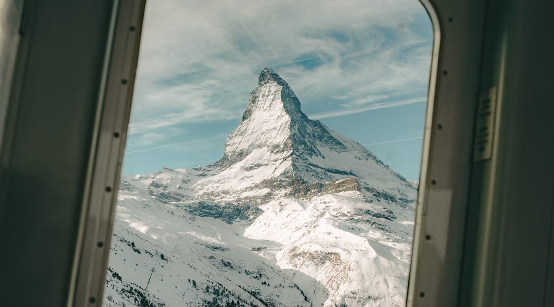 NostalChic Class view Matterhorn Aus dem NostalChic Class Wagen sieht man aus dem Fenster das Matterhorn in voller Pracht umgeben von Wolken.
